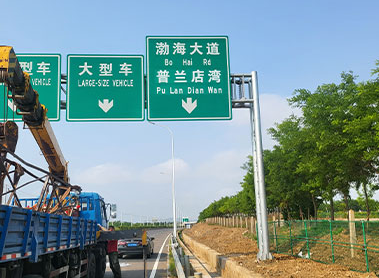 赤峰警示牌成街头新亮点，提醒市民注意安全