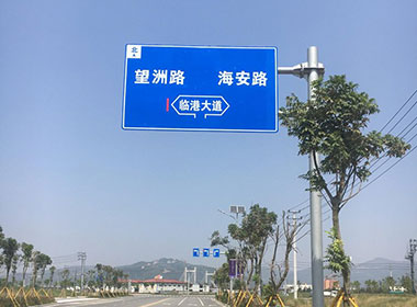 赤峰标志杆换新装，守护道路安全​